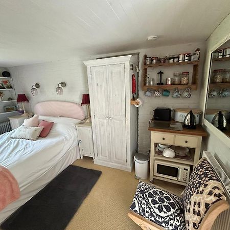 Cosy Cottage Ground Floor Bedroom Ensuite With Private Entrance Chichester Exterior photo