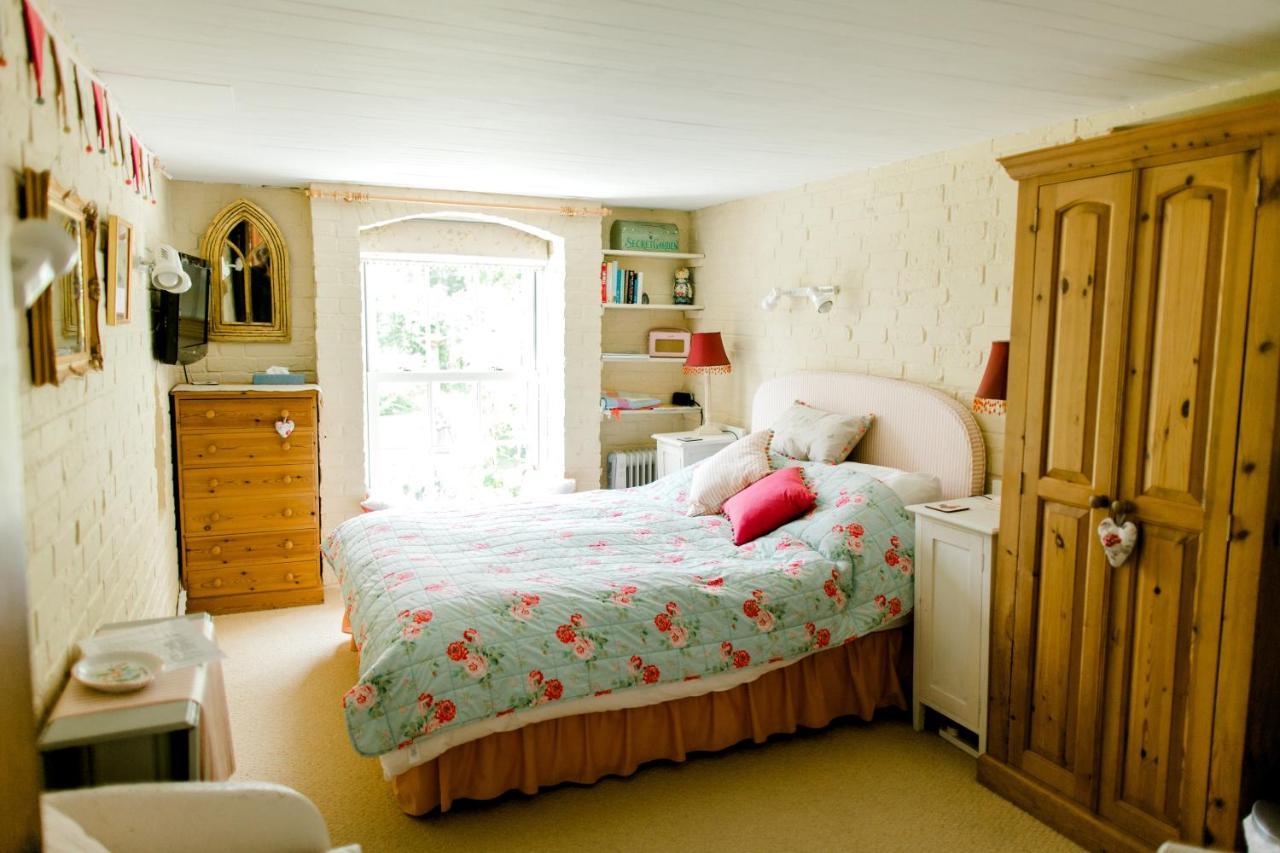 Cosy Cottage Ground Floor Bedroom Ensuite With Private Entrance Chichester Exterior photo