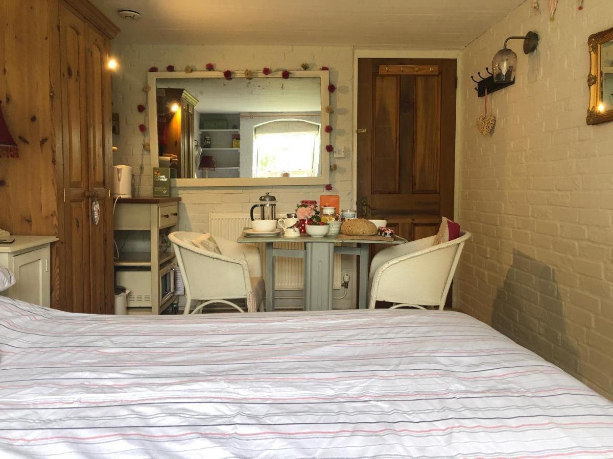 Cosy Cottage Ground Floor Bedroom Ensuite With Private Entrance Chichester Exterior photo
