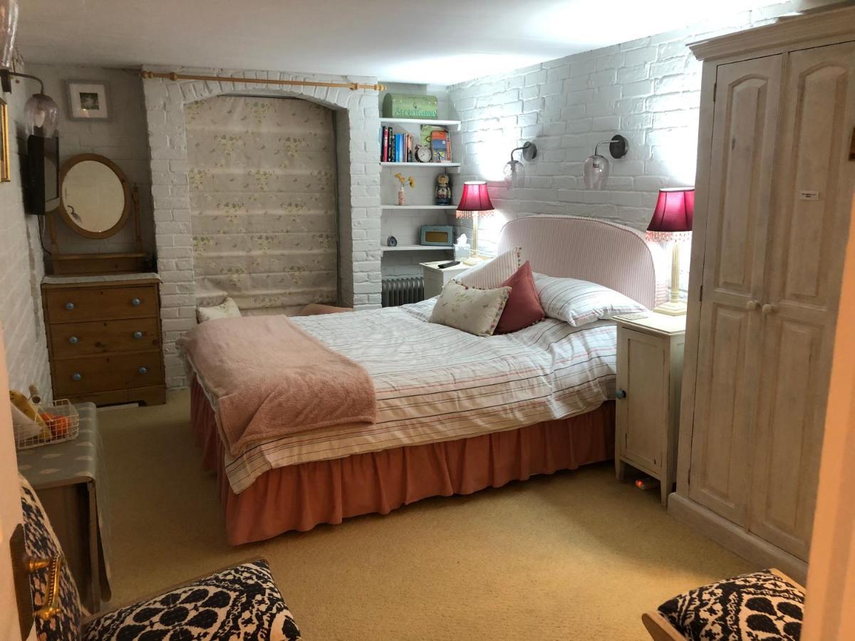 Cosy Cottage Ground Floor Bedroom Ensuite With Private Entrance Chichester Exterior photo