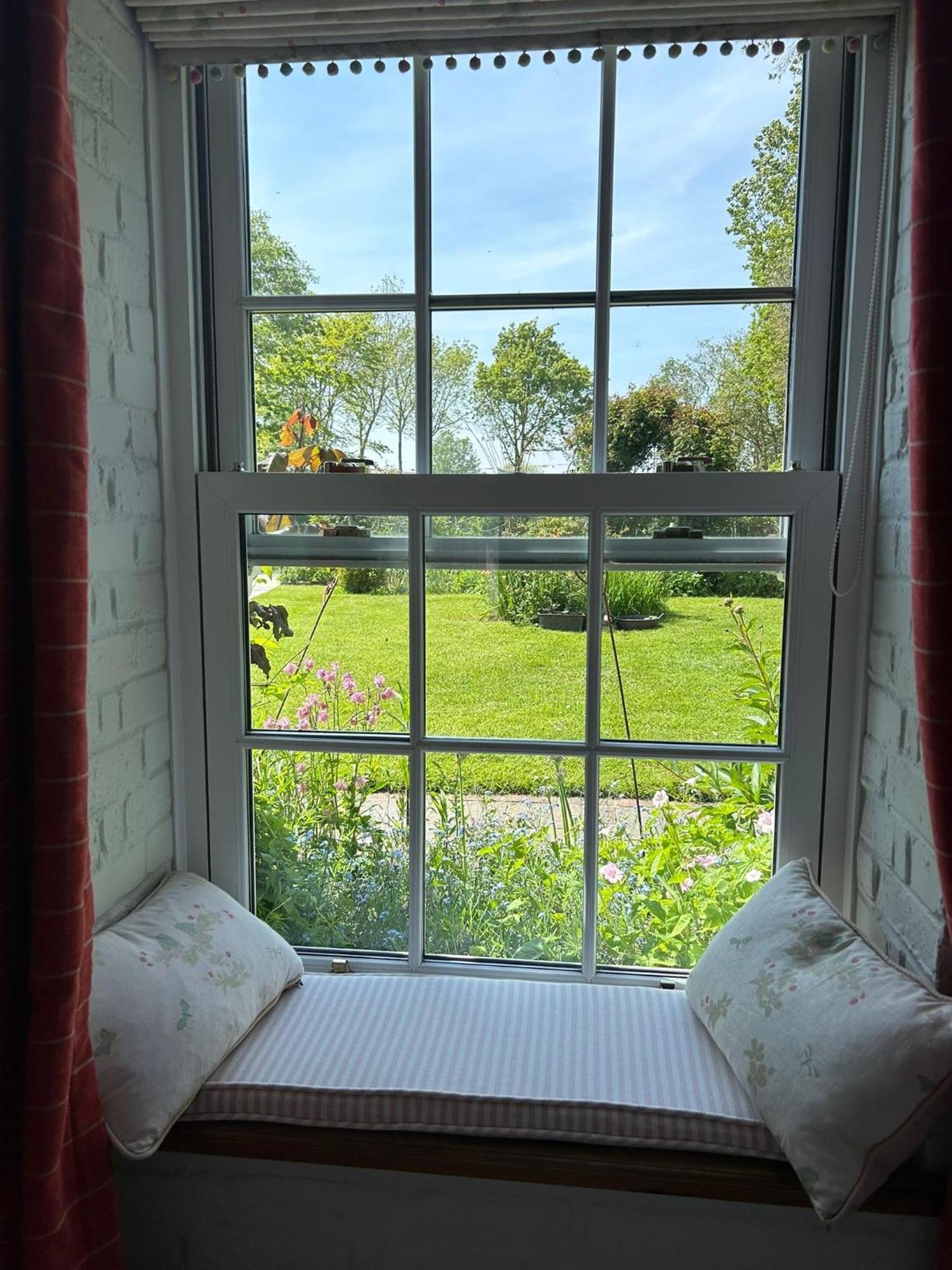 Cosy Cottage Ground Floor Bedroom Ensuite With Private Entrance Chichester Exterior photo