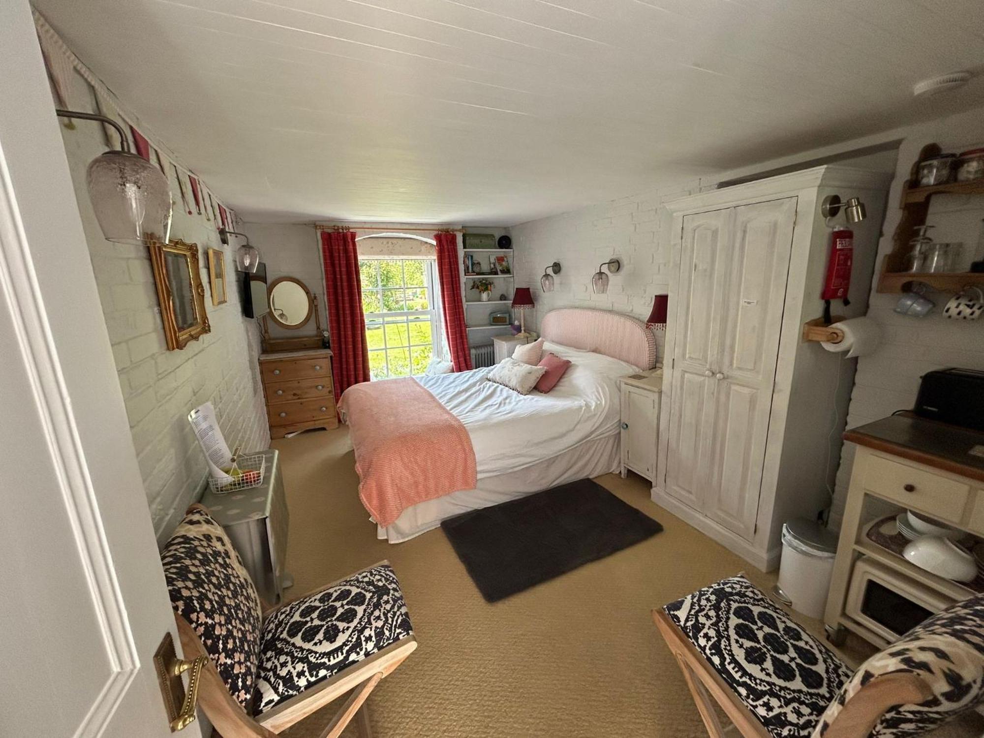 Cosy Cottage Ground Floor Bedroom Ensuite With Private Entrance Chichester Exterior photo