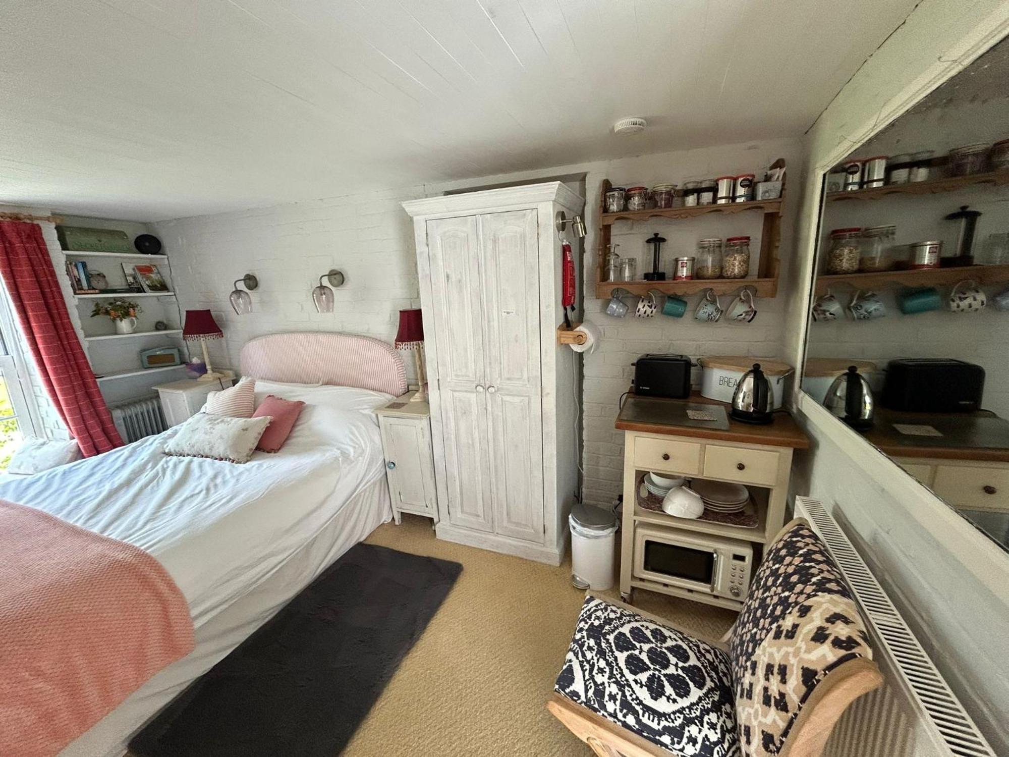 Cosy Cottage Ground Floor Bedroom Ensuite With Private Entrance Chichester Exterior photo